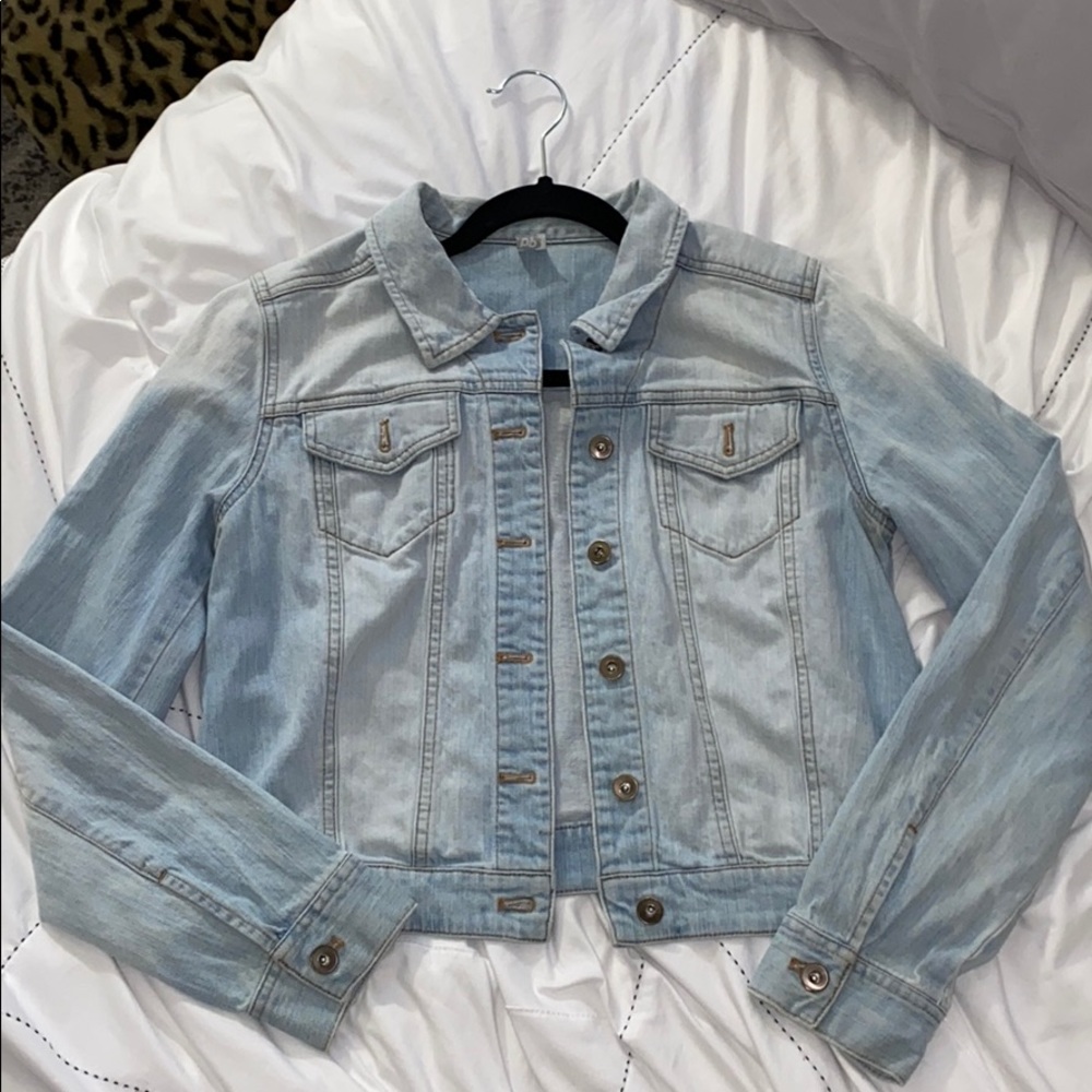 light washed jean jacket <3